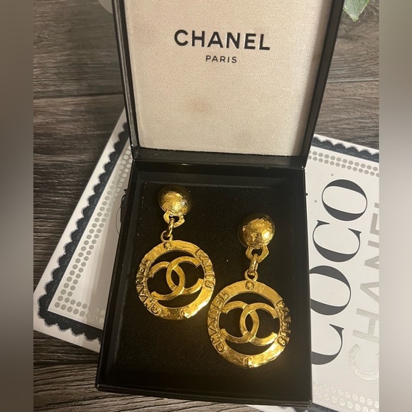 RARE! Chanel Vintage XL Gold Chanel Paris CC Logo Dangle Clip On Earrings - Picture 8 of 9